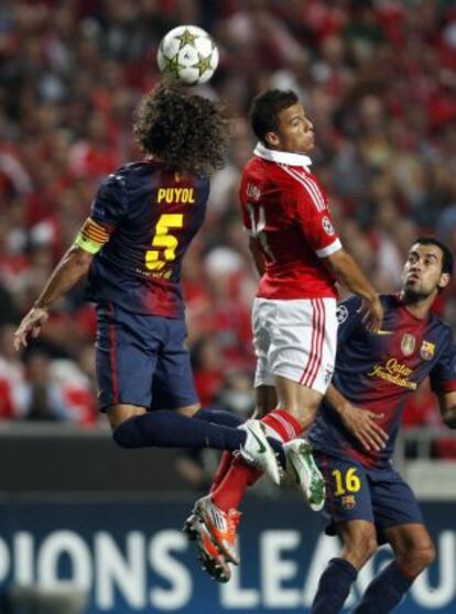 Puyol despeja el balón de cabeza ante Lima.