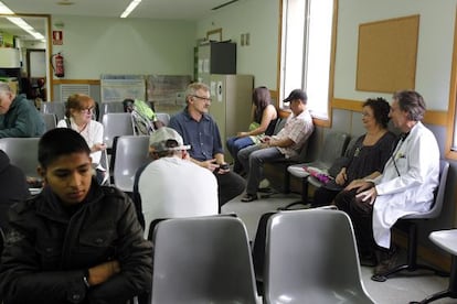 Jaume Morató, en el centro de la imagen, junto a algunos pacientes y un médico en el ambulatorio Raval Sud, en Barcelona. / joan sánchez