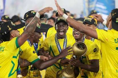 Jugadores de Bucaramanga celebran su triunfo este sábado, en el estadio Nemesio Camacho El Campín en Bogotá.