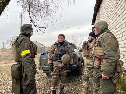 Miembros del ejército ucranio que luchan por retomar el bastión de Kremina, ocupado por Rusia en los primeros compases de la invasión. 