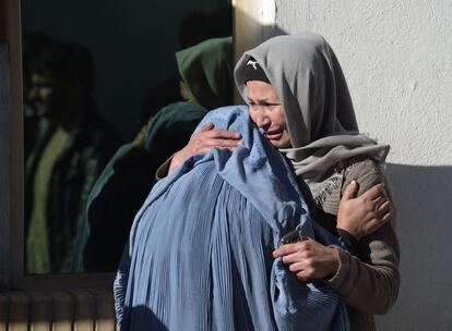 El pasado lunes, otras 10 personas murieron en un ataque cerca de la sede de los servicios secretos, también en Kabul. Después de 16 años de entrenamiento, apoyo y financiación por parte de EE UU y sus aliados, los uniformados afganos aún se ven sorprendidos regularmente por este tipo de acciones terroristas y un tercio del país se escapa a su control. En la imagen, dos mujeres lloran por sus familiares en un hospital.