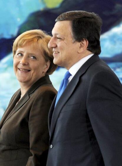 La canciller alemana, Angela Merkel, y el presidente de la Comisión, José Manuel Barroso, ayer en Berlín.