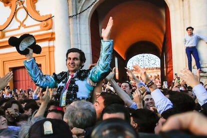 El torero Morante de la Puebla saliendo ayer a hombros por la Puerta del Príncipe.