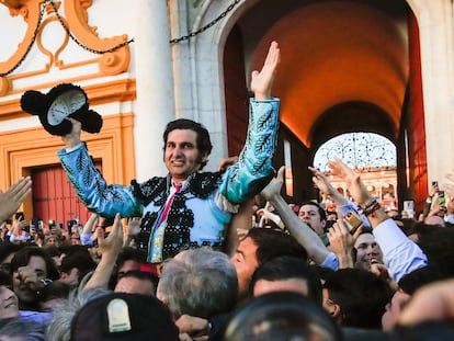 El torero Morante de la Puebla saliendo ayer a hombros por la Puerta del Príncipe.