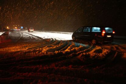 La nieve dificulta la circulación en el paso de A Canda (Ourense) durante la noche.