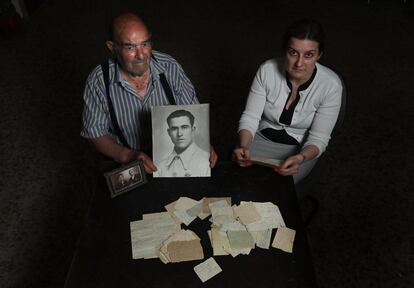María José Bautista y su padre, Felipe Bautista, muestran la fotografía y las cartas enviadas desde prisión por una de las víctimas.