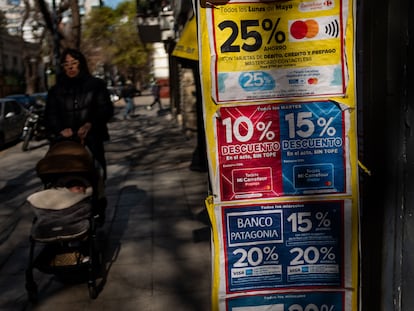 Un local exhibe su listado de precios y métodos de pago en Buenos Aires, Argentina, el 5 de septiembre 2023.