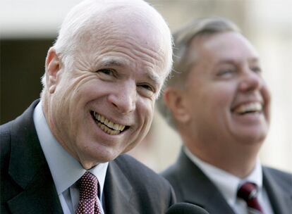 El senador republicano, John McCain, durante su reciente visita al Palacio del Elíseo en París.