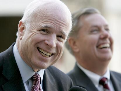 El senador republicano, John McCain, durante su reciente visita al Palacio del Elíseo en París.