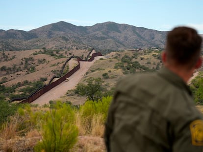 Un agente de la Patrulla Fronteriza observa el muro, en Nogales (Arizona), el 25 de junio.