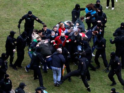 Enfrentamiento entre civiles y policía durante una manifestación contra los resultados electorales en Bielorrusia, el pasado domingo, en Minsk.