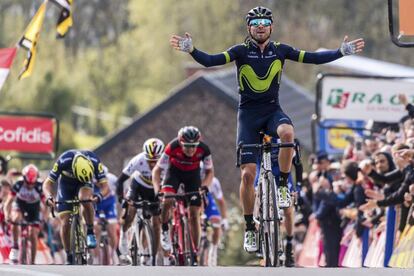 Alejandro Valverde cruza la meta de su quinta Flecha Valona victoriosa.