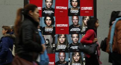 Carteles de la plataforma Change.org en la Gran Via de Madrid.