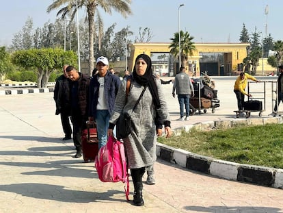 Un grupo de personas sale de la Gaza hacia Egipto a través del paso fronterizo de Rafah el 18 de diciembre.