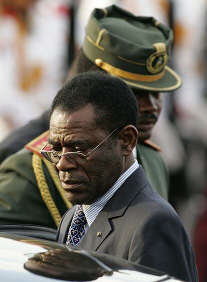 El presidente de Guinea Ecuatorial, Teodoro Obiang Nguema Mbasogo, a su llegada al aeropuerto internacional de La Habana en 2006.