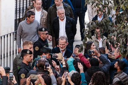 Los Reyes, junto al presidente de la Generalitat Valenciana, Carlos Mazón, y el ministro de Política Territorial, Ángel Víctor Torres, este martes en Chiva.