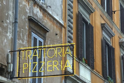 Luminoso de una 'trattoria' romana, los establecimientos en los que se oficia el lúdico ritual de sentarse a la mesa en la capital italiana.