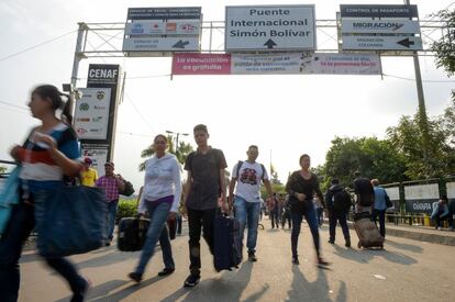 Más de 35.000 venezolanos cruzan a diario el puente de Simón Bolívar, cercano al que ha sido bloqueado, para adquirir alimentos y otros productos en Cúcuta (Colombia) o para emigrar.