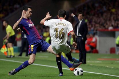 El defensa del Sevilla, Jesús Navas (d), intenta realizar un pase ante la presencia del centrocampista del FC Barcelona, Sergio Busquets.
