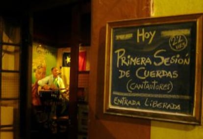 Escenario del bar Dos gardenias, en el barrio santiaguino de Bellavista.