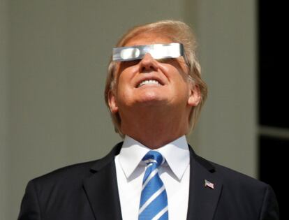 Trump, con las gafas para ver el eclipse de sol.