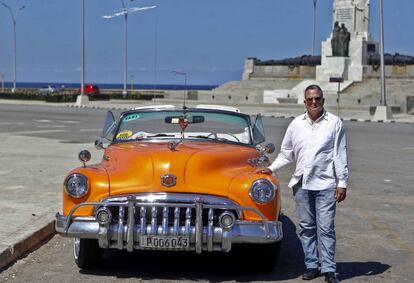 William, con su Buick, frente al monumento a las víctimas del Maine, en el malecón.