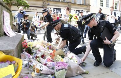 Policiais colocam flores em local de homenagem às vítimas do atentado