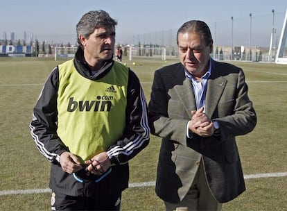 Juande Ramos y Vicente Boluda intercambian ayer impresiones en la ciudad deportiva de Valdebebas.