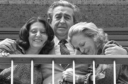 Luis Suñer, abrazado a su mujer y su hija, en el balcón de su casa en Alzira (Valencia), el día 14 de abril de 1981, tras ser liberado del secuestro al que había sido sometido por la banda terrorista ETA.