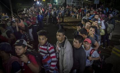 Centroamericanos de la caravana migrante esperan en fila para acceder al puesto fronterizo de El Ceibo, Tabasco (México). 