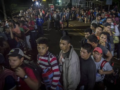 Centroamericanos de la caravana migrante esperan en fila para acceder al puesto fronterizo de El Ceibo, Tabasco (México). 