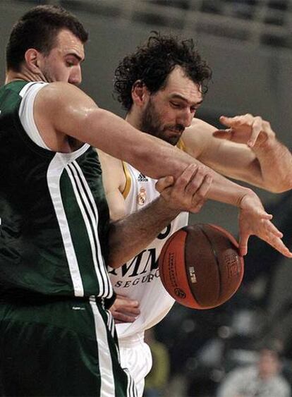 Jorge Garbajosa ante Nikola Pekovic, del Panathinaikos.