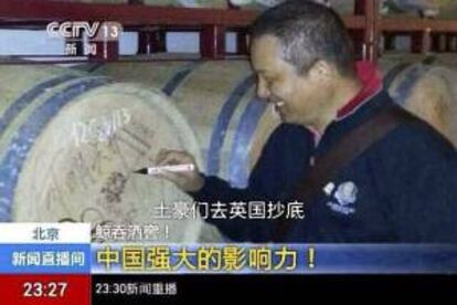 El presidente de la Corporación de Inversiones Jiachag, He Ming Hui, firmando una barrica de roble en la Bodega San Gabriel, ubicada en La Aguilera, cerca de Aranda de Duero.