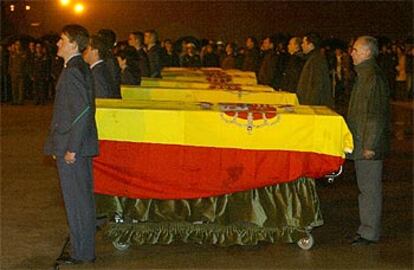 Los féretros de los siete agentes muertos en Irak, a su llegada ayer a Torrejón.