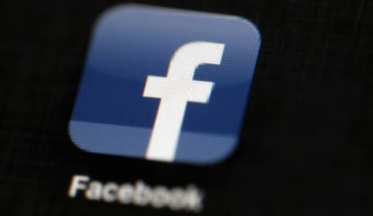 El logo de Facebook en un iPad.