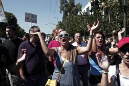 Manifestantes sostienen pancartas durante una manifestación con motivo de la huegla general de 48 horas convocada por el principal sindicato de funcionarios (ADEDY) en Atenas (Grecia) el pasado 24 de septiembre de 2013. EFE/Archivo