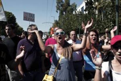 Manifestantes sostienen pancartas durante una manifestación con motivo de la huegla general de 48 horas convocada por el principal sindicato de funcionarios (ADEDY) en Atenas (Grecia) el pasado 24 de septiembre de 2013. EFE/Archivo