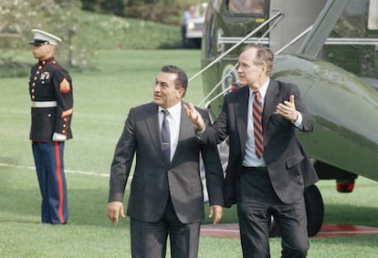 El presidente de EE UU,  George H. W.  Bush, charla con su homologo egipcio, Hosni Mubarak, a su llegada a la Casa Blanca el 4 de abril de 1989.