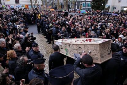 El féretro del Bernard Verlhac, "Tignous", abandona el ayuntamiento de Montreuil tras su funeral.