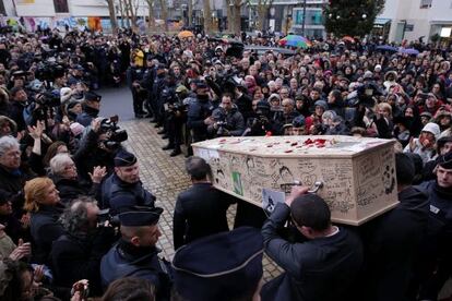 El féretro del Bernard Verlhac, "Tignous", abandona el ayuntamiento de Montreuil tras su funeral.