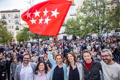 Mónica García enarbola una bandera de la Comunidad de Madrid durante un mitin.