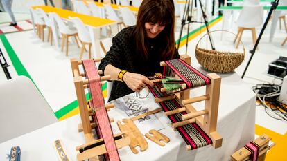 Una artesana del estand de La Rioja en Fitur 2023 (pabellón 9) elabora tejidos tradicionales locales.