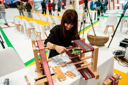 Una artesana del estand de La Rioja en Fitur 2023 (pabellón 9) elabora tejidos tradicionales locales.