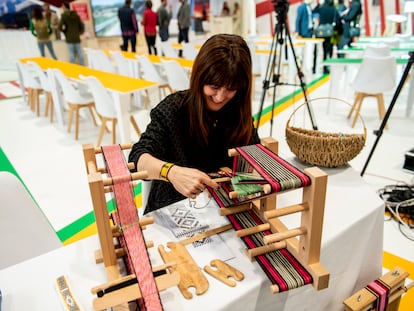 Una artesana del estand de La Rioja en Fitur 2023 (pabellón 9) elabora tejidos tradicionales locales.