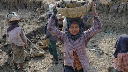 Una niña trabajando en Myanmar, en una imagen de 2013.