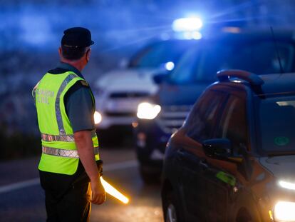 Agentes de Guardia Civil realizan un control este viernes en la carretera A-4, en Madrid (España).