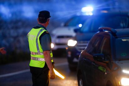 Agentes de Guardia Civil realizan un control este viernes en la carretera A-4, en Madrid (España).