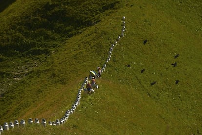 Instalalción del artista Gerard Benoit a la Guiallaume compuesta por más de 80 cántaros de leche que se han colocado en el Chenau Mayen en Leysin, Suiza.