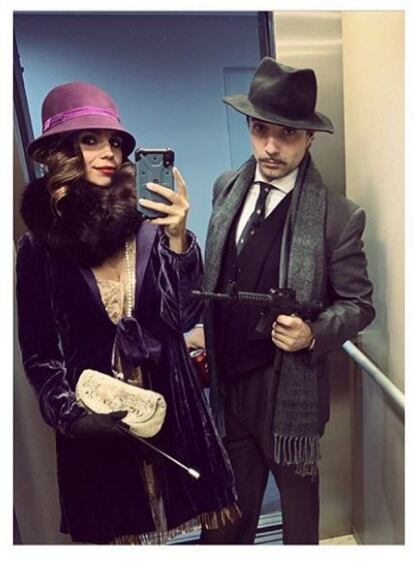 La actriz Elena Furiase y su pareja, el músico Gonzalo Sierra, se han disfrazado de los ladrones Bonnie y Clyde.