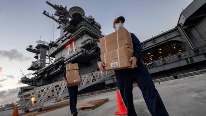 Entrega de comidas preparadas en el 'Theodore Roosevelt' en la isla de Guam, el miércoles.